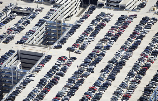 <p>
</p>

<p>
Voller Parkplatz: Kleine Autos wären schon mal besser als SUV.
</p> - © Foto: GettyImages-BanksPhotos

