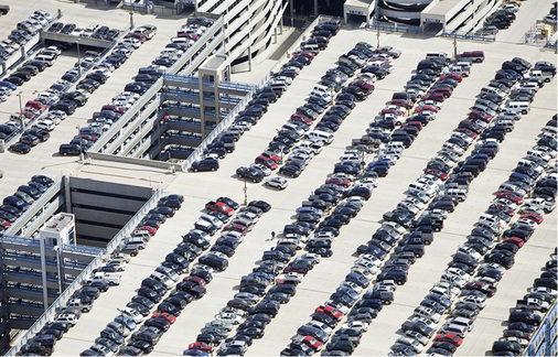 



Voller Parkplatz: Kleine Autos wären schon mal besser als SUV.
