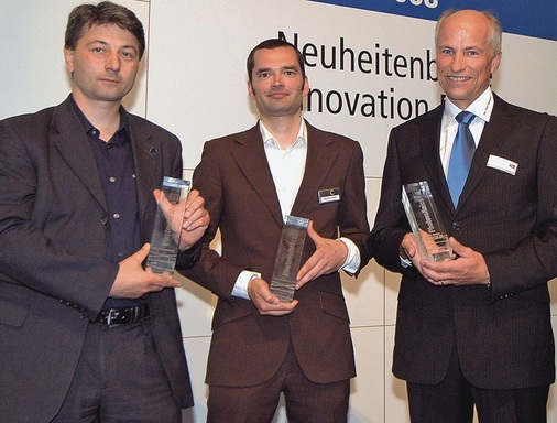 Die drei Preisträger im Bereich Photovoltaik des erstmals ausgelobten „Intersolar Award 2008“ waren (v. l.): Martin Sauter (Skytron Energy), Jörg Fernsler (Phoenix Solar) und Detlev Tschimpke (SMA Solar Technology) - © Intersolar
