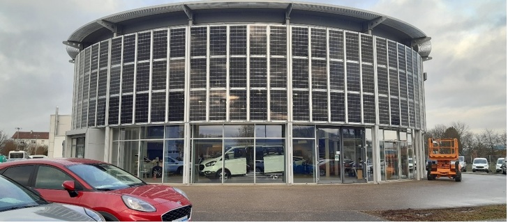 Die Fassade dieses Autohauses ist mit 97 200W Elegante-Modulen eingedeckt und produziert 19,4k Wp Strom.  - © aleo solar GmbH