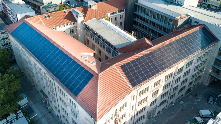 Das Rathaus Stuttgart ist mit 282 Solrif-Modulen eingedeckt, die einen Teil der Dachhaut ersetzten.  