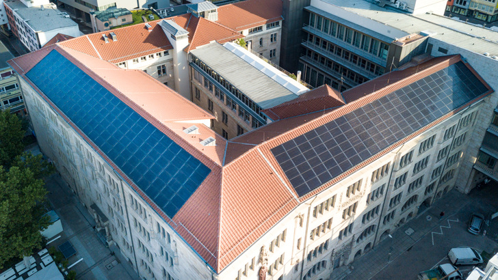 Das Rathaus Stuttgart ist mit 282 Solrif-Modulen eingedeckt, die einen Teil der Dachhaut ersetzten.   - © aleo solar GmbH