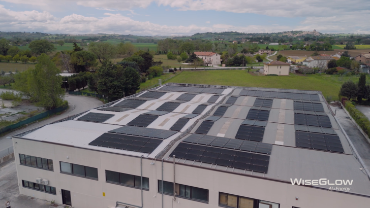 Vor-Ort-Einsatz des WiseGlow Photovoltaik-Projekts für Privathaushalte in Italien - © WiseGlow Vor-Ort-Einsatz des WiseGlow Photovoltaik-Projekts für Privathaushalte in Italien - © WiseGlow