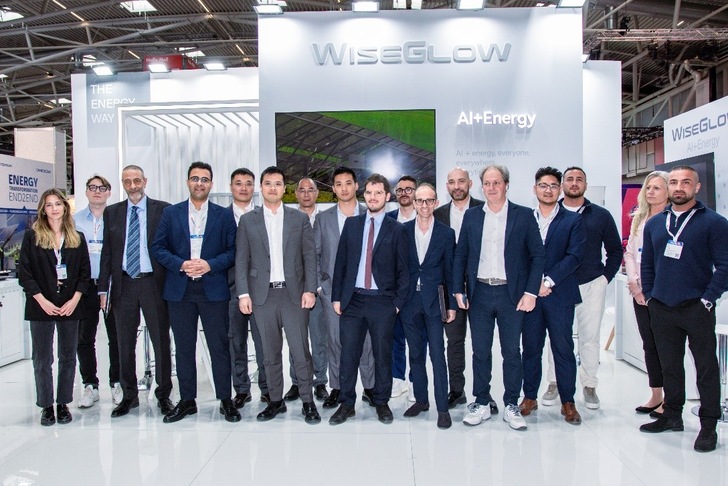 Das WiseGlow-Team vor Ort auf der InterSolar-Messe - © WiseGlow Das WiseGlow-Team vor Ort auf der InterSolar-Messe - © WiseGlow