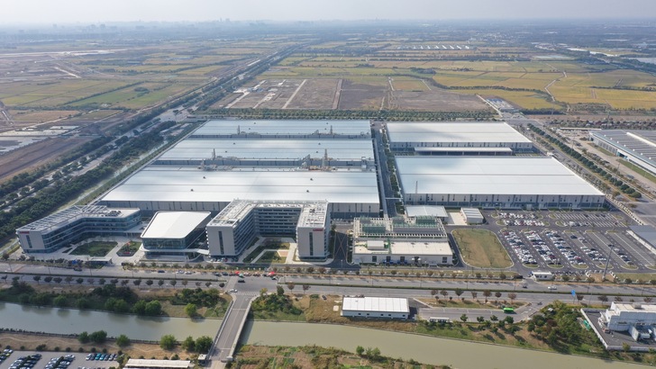 LONGi Jiaxing Produktion Base, die erste Leuchtturmfabrik der Welt in der PV-Industrie - © LONGi LONGi Jiaxing Produktion Base, die erste Leuchtturmfabrik der Welt in der PV-Industrie - © LONGi