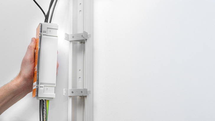 Die kompakte Bauform von PV Inline ermöglicht eine einfache Einhand-Montage