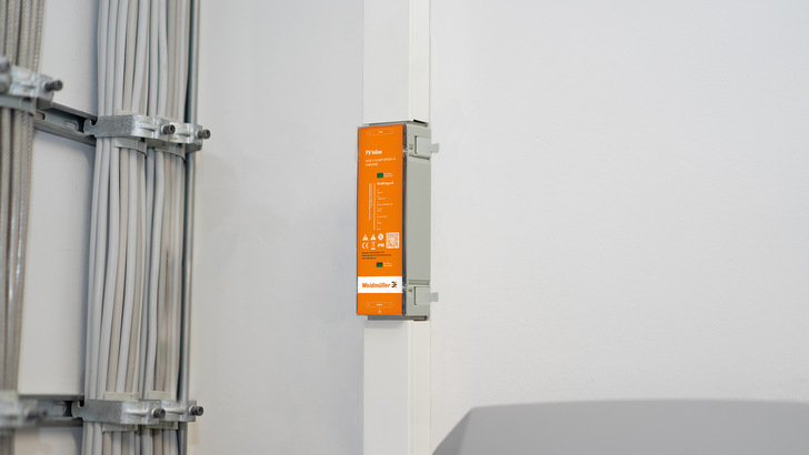 Die Wandmontage zwischen zwei Kabelkanälen ist einer der Anwendungsfälle von PV Inline