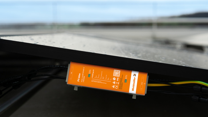 Für eine besonders platzsparende Installation kann PV Inline hinter den PV-Modulen der PV-Anlage befestigt werden - © Weidmüller Für eine besonders platzsparende Installation kann PV Inline hinter den PV-Modulen der PV-Anlage befestigt werden - © Weidmüller