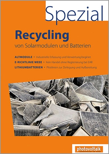 Titelseite eines deutschen Recycling-Magazins mit zerbrochenen Solarmodulen und Batterieteilen in einem Stapel.