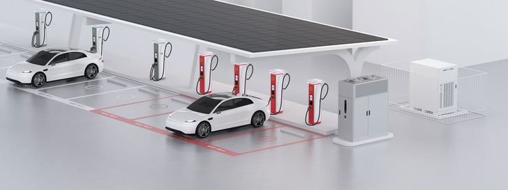 Zwei weiße Elektroautos, geparkt an einer modernen solarbetriebenen Ladestation mit mehreren Ladeeinheiten. - © Huawei Digital Power