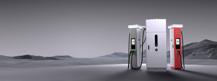 Drei moderne Ladestationen für Elektrofahrzeuge stehen in einer grauen, kargen Landschaft mit fernen Hügeln. - © Huawei Digital Power