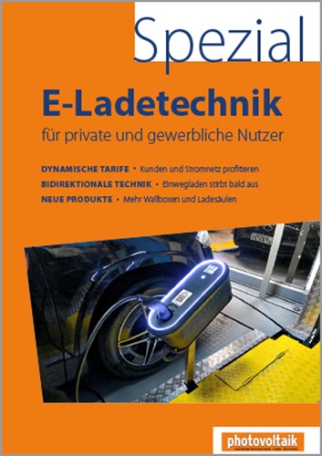Titelbild eines deutschen Magazins über E-Ladetechnologie, das ein an eine Ladestation angeschlossenes Elektroauto zeigt.