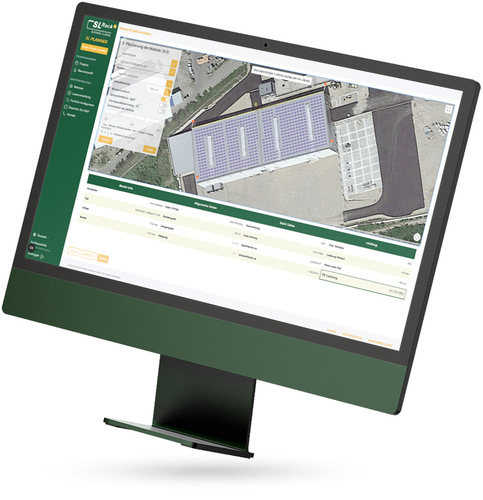 Auf einem Computermonitor wird eine Software zur Planung von Solarmodulen mit einer Luftaufnahme eines Gebäudedachs angezeigt.