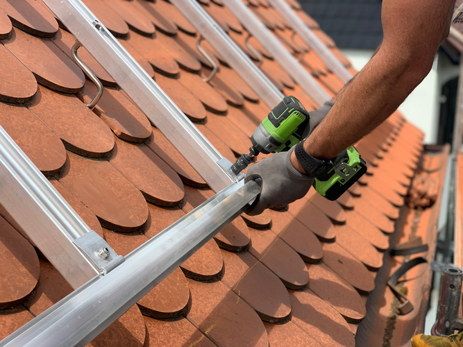 Die Einlegeschiene ermöglicht eine schwimmende und spannungsfreie Modulmontage.