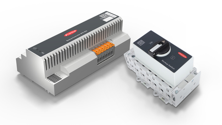 Zwei industrielle elektrische Geräte mit Klemmen und Schaltern, beschriftet mit "Finder" und "Master Switch 20 A 250 V AC. - © Fronius