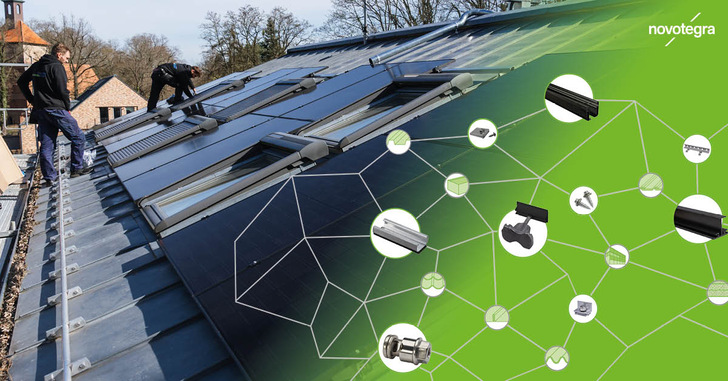Zwei Personen installieren Solarmodule auf einem Schrägdach; das Overlay zeigt die Komponenten des novotegra-Montagesystems. - © novotegra