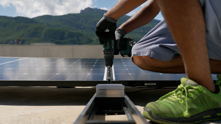 Mittel- und Endklemmen sind universell einsetzbar.