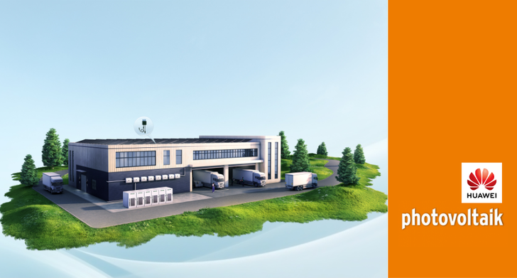 Eine moderne Lagerhalle mit Lastwagen und Solarpaneelen, daneben ein Huawei-Logo und das Wort "Photovoltaik". - © Huawei FusionSolar