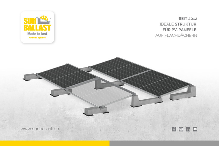 Drei auf einem Flachdach montierte Solarmodule mit Sun Ballast-Schriftzug und Kontaktangaben. - © Basic