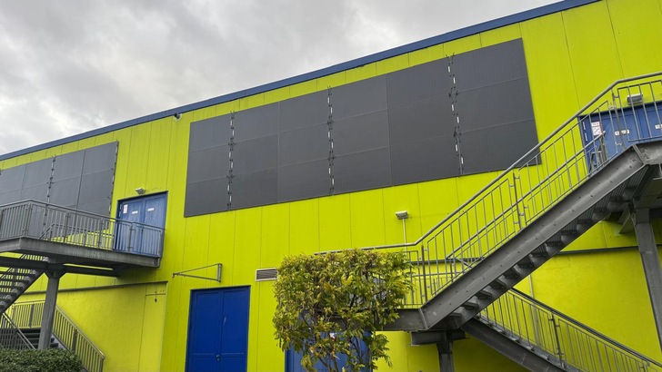 Leichtbau-PV verwandelt Fassade in Sonnenkraftwerk. 