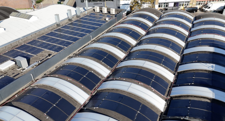 Flexible Leichtbau-Module auf einem halbrunden Tonnendach in Hoogvliet. 