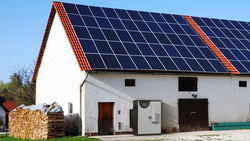<p>Die Solaranlage liefert nur tagsüber Strom. Doch mit dem Speicher kann ihn der westfälische Landwirt auch in den dunklen Morgenstunden zum melken nutzen.</p> - © Tesvolt
