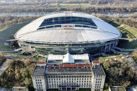 Die Red Bull Arena in Leipzig setzt nun auf Solarpower. Im Vordergrund steht das Gebäude mit dem Solardach.
