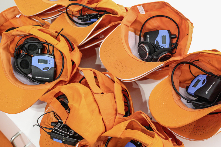 Mützen und Headsets: alles bereit für die PV Guided Tours.