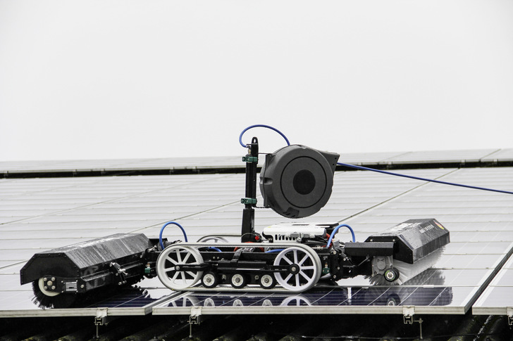 Der Reinigungsroboter Hycleaner Black Solar Facelift auf dem Dach des Milchviehbetriebs in Reimershagen. - © Foto: TG Hylift
