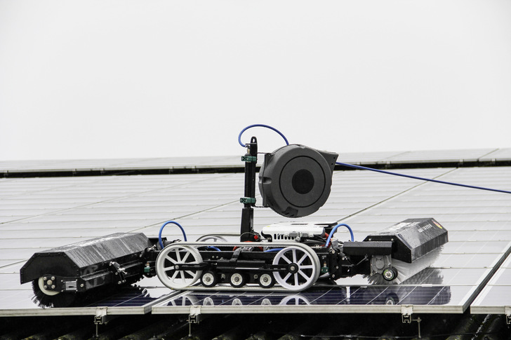 Der Reinigungsroboter Hycleaner Black Solar Facelift auf dem Dach des Milchviehbetriebs in Reimershagen.