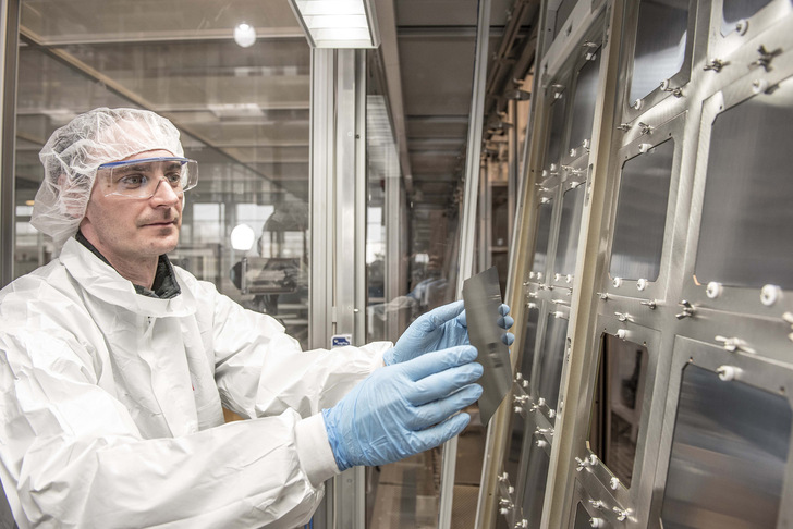 Ein Mitarbeiter von Oxford PV mit einer  Perowskit- Zelle. Das Unternehmen arbeitet mit den Wissenschaftlern vom HZB zusammen. - © Foto: Oxford PV
