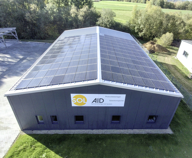 Solardach der Firma Sol Aid in der Oberpfalz. Die Solaranlage leistet 50 Kilowatt.
