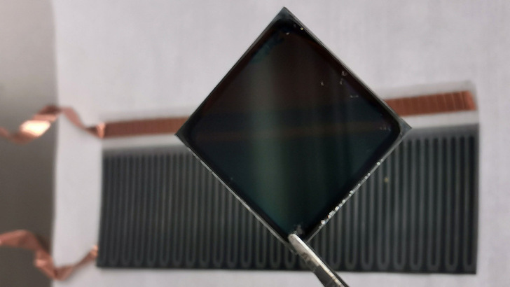 Hauchfeine, semitransparente Tandemzelle aus GIGS und Perovskit. - © Imec
 Hauchfeine, semitransparente Tandemzelle aus GIGS und Perovskit.