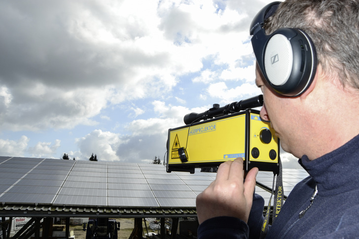 Dachdeckermeister Steffen Huber dokumentiert mit dem Solartektor zunächst die Anlage. Danach macht er sich mit den verschiedenen Sets auf die Fehlersuche.