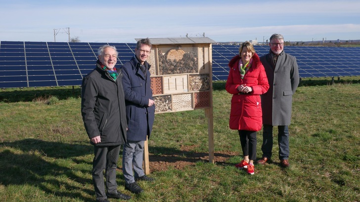 Projektauftakt in Oberndorf (v.l.n.r.): Dieter Wagner (Zweiter Bürgermeister von Bergrheinfeld), Sebastian Remelé (Oberbürgermeister von Schweinfurt), Anja Weisgerber (MdB) und Rainer Kleedörfer von N-Ergie.