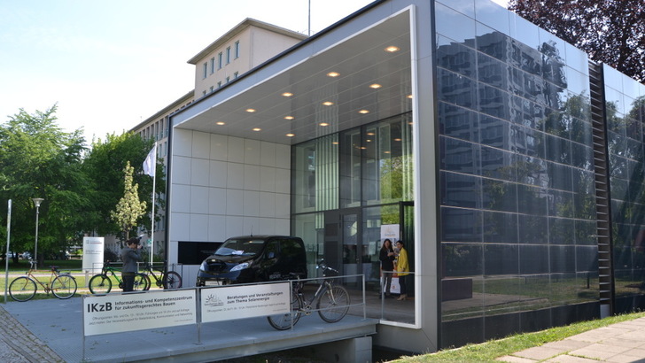 In der Seminarreihe bekommen die Architekten einen Überblick darüber, was mit der Photovoltaik in der Gebäudehülle gestalterisch möglich ist und wie Solarfassaden- und dächer umgesetzt werden.