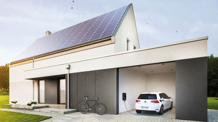 Ein Eigenheim mit Solaranlage und Ladestation für das Elektroauto.