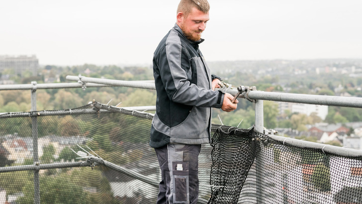 Montage des Seitenschutzes auf dem Dach.