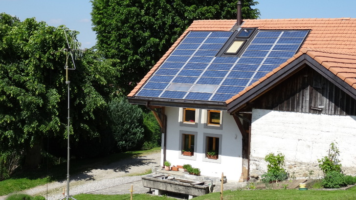 Messaufbau des Bakom mit Richtantenne und Solargenerator.