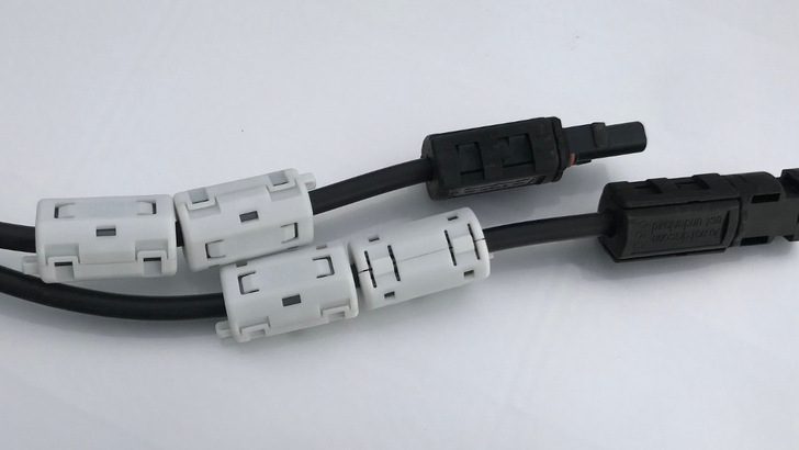 Mit Klappferriten entstörte DC-Leitungen eines Tigo-Otimierers.