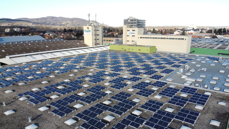 Die RWA geht mit gutem Beispiel voran und baut auf den eigenen Dächern Solaranlagen, wie hier in Kroneuburg. - © RWA Solar Solutions
