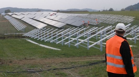 Aufgrund von Engpässen bei der Lieferung von Komponenten, könnte sich die Fertigstellung vieler Solarparks verzögern. - © Juwi
