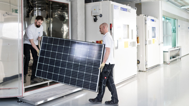 Ein Testmodul auf dem Weg in die Klimakammer des Solab am ZSW Baden-Württemberg. - © ZSW BW
