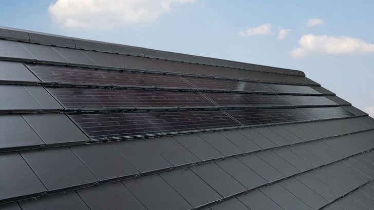 Das Produkt der Woche kommt nicht von Tesla: Der Solarziegel PV Premium von Braas.