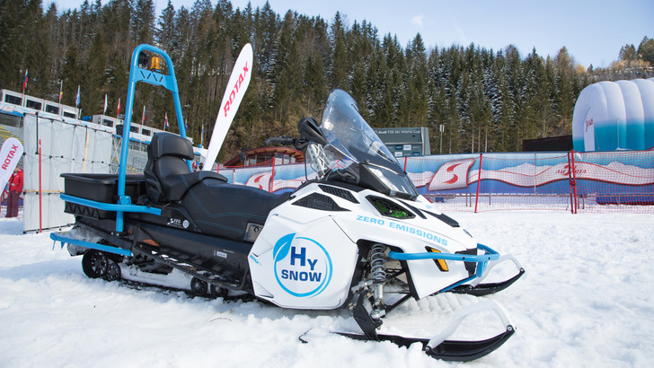 Mit Wasserstoff betriebene Schneemodule können Emmissionen und Lärm in den Wintersportgebieten drastisch senken. - © BRP Rotax

