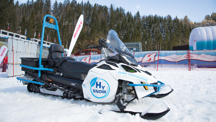 Mit Wasserstoff betriebene Schneemodule können Emmissionen und Lärm in den Wintersportgebieten drastisch senken.