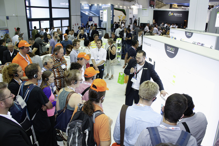 PV Guided Tour 2019 am Messestand von Tesvolt. 2020 bringen wir die Touren ins Netz der Netze. - © Foto: Heiko Schwarzburger
