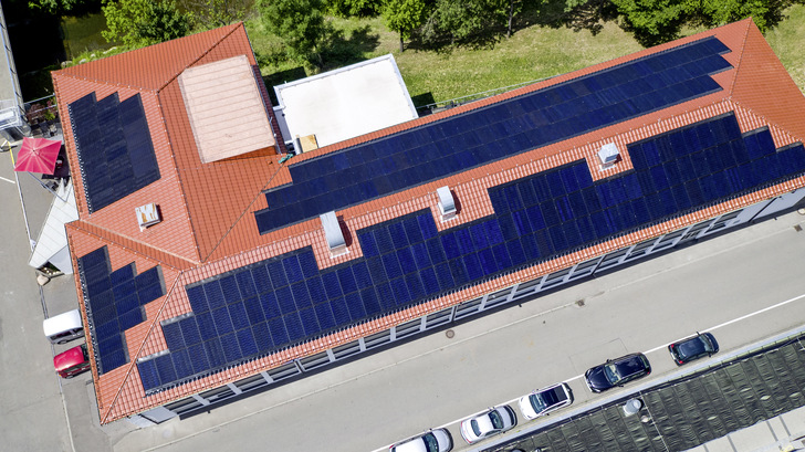 Die Solaranlage wurde perfekt in die Dachfläche integriert, der verfügbare Platz optimal ausgenutzt.