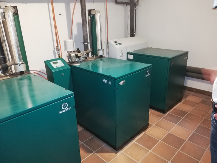 Drei BHKW vom Typ Dachs der Firma Senertec laufen im Heizungskeller.