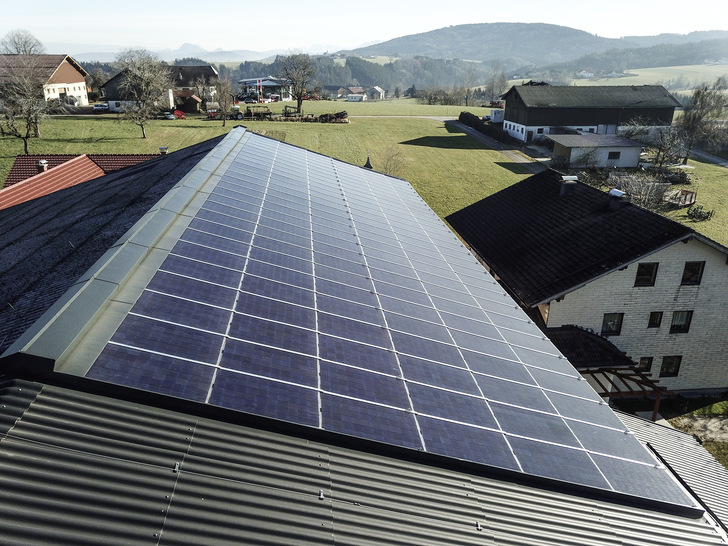 Die Solarmodule übernehmen gleich drei Aufgaben: Sie sind die Dacheindeckung, sie produzieren Strom und sie erhöhen die Vorlauftemperatur für die Heutrocknung.